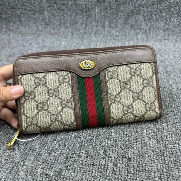 Gucci Handbags - 100% Authentic Gucci Leather Wallet